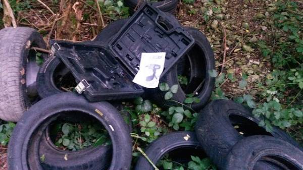 Pneumatici abbandonati in Valganna (inserita in galleria)