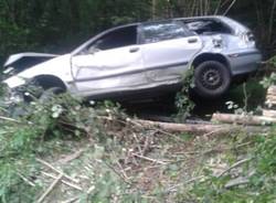 Sbanda con l'automobile e finisce fuori strada in Valganna (inserita in galleria)