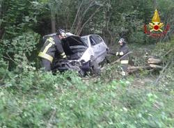 Sbanda con l'automobile e finisce fuori strada in Valganna (inserita in galleria)