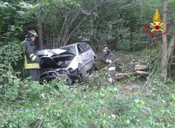 Sbanda con l'automobile e finisce fuori strada in Valganna (inserita in galleria)