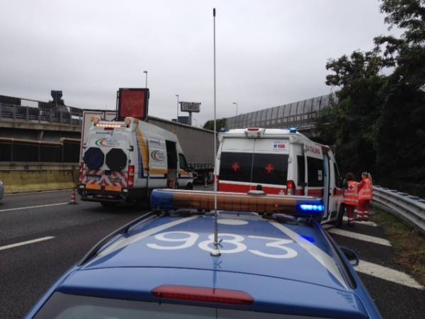 Tir sbanda e sbatte in A8 (inserita in galleria)