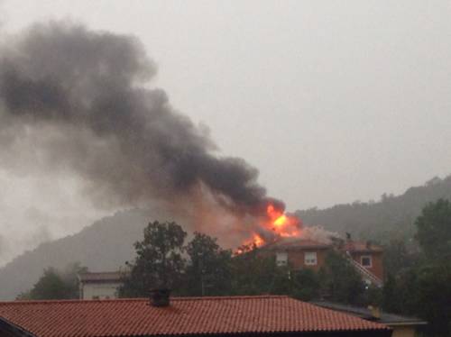 Un fulmine colpisce una casa, a fuoco il tetto (inserita in galleria)