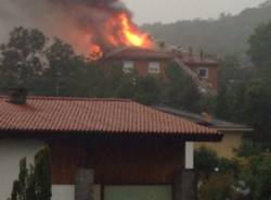 Un fulmine colpisce una casa, a fuoco il tetto (inserita in galleria)