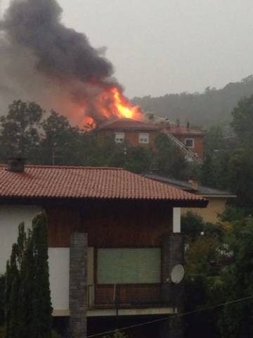 Un fulmine colpisce una casa, a fuoco il tetto (inserita in galleria)