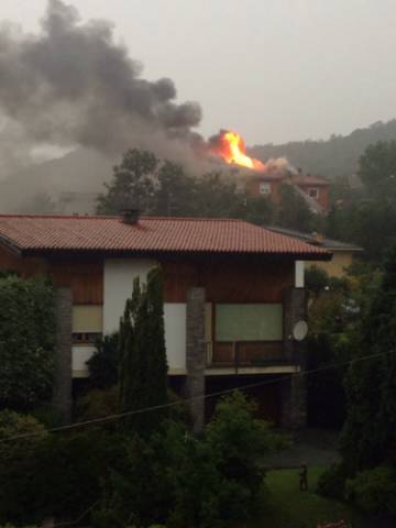 Un fulmine colpisce una casa, a fuoco il tetto (inserita in galleria)