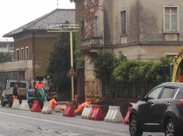 Viale Borri, si lavora anche sotto la pioggia (inserita in galleria)