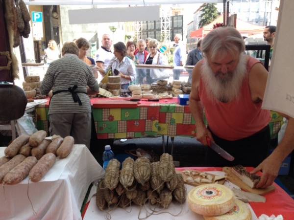 Il mercato di Agrivarese in centro (inserita in galleria)