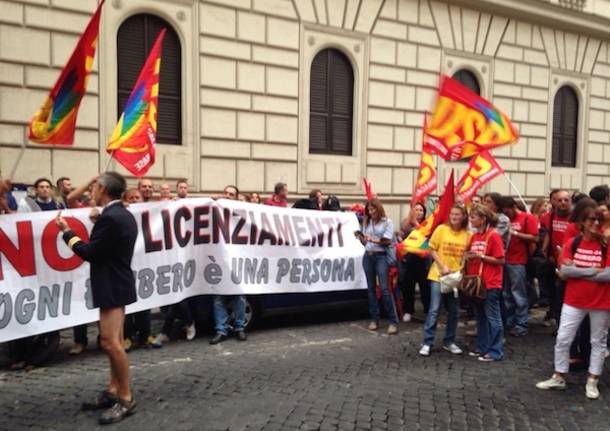 La protesta dei licenziato Meridiana (inserita in galleria)
