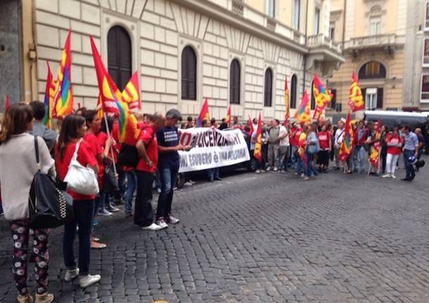 La protesta dei licenziato Meridiana (inserita in galleria)