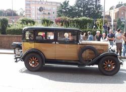 La sfilata delle auto storiche (inserita in galleria)