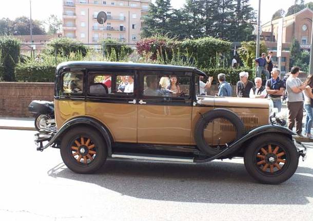 La sfilata delle auto storiche (inserita in galleria)