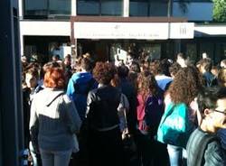 primo giorno di scuola liceo frattini studenti