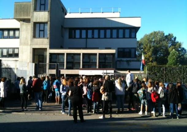 primo giorno di scuola liceo frattini studenti