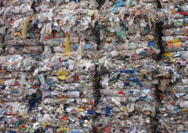 rifiuti spazzatura ecoballe eco balle