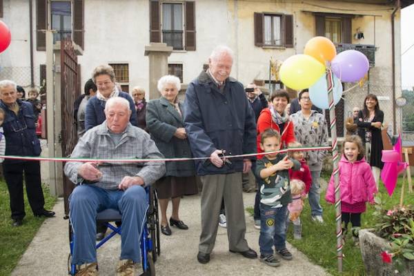 90 anni di differenza: nonno e bambino inaugurano l'asilo (inserita in galleria)