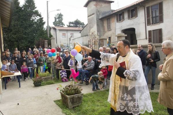 90 anni di differenza: nonno e bambino inaugurano l'asilo (inserita in galleria)