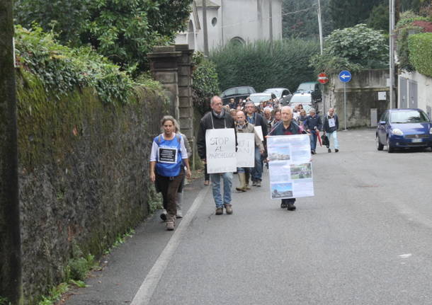 camminata comitato due punto zero cittadini contro parcheggio sacro monte