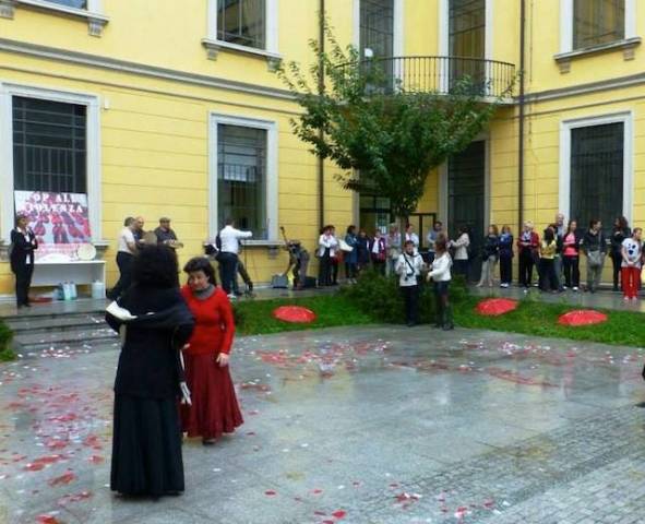 Flash-mob contro la violenza sulle donne (inserita in galleria)