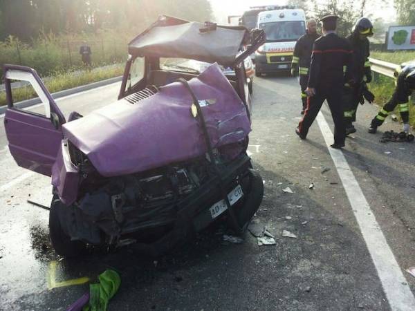 Frontale auto-pullman a Tradate (inserita in galleria)