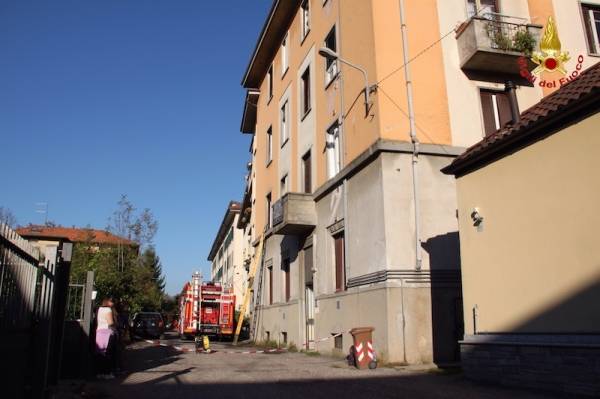 Fuoco in appartamento, Vigili del Fuoco in azione (inserita in galleria)