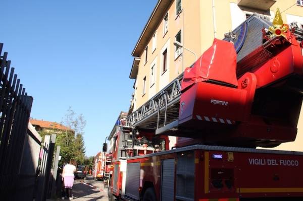 Fuoco in appartamento, Vigili del Fuoco in azione (inserita in galleria)