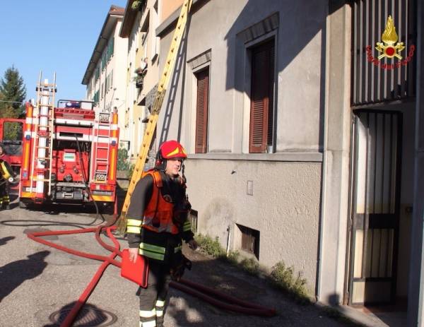 Fuoco in appartamento, Vigili del Fuoco in azione (inserita in galleria)