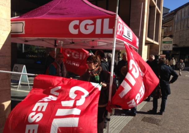 Gazebo Cgil in vista della manifestazione di Roma (inserita in galleria)