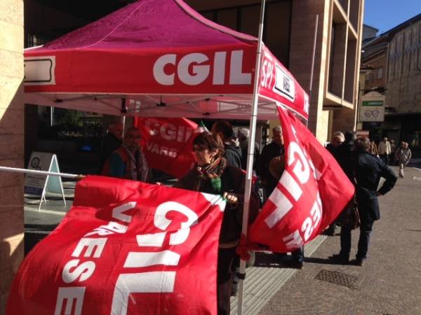 Gazebo Cgil in vista della manifestazione di Roma (inserita in galleria)