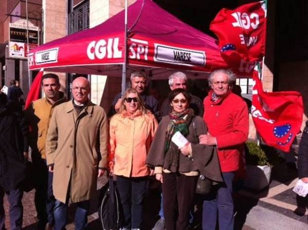 Gazebo Cgil in vista della manifestazione di Roma (inserita in galleria)