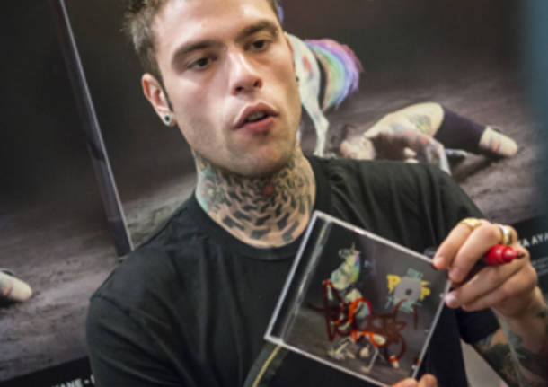 In mille per Fedez alla Casa del Disco  (inserita in galleria)