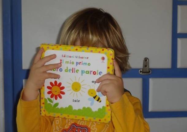 libro scuola bambino selfie maestra