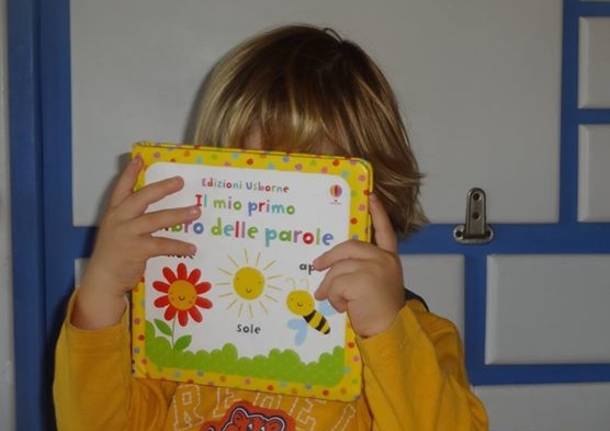 libro scuola bambino selfie  maestra