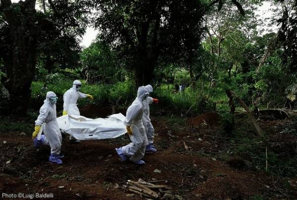 Nell'ospedale di Cuamm in Sierra Leone (inserita in galleria)