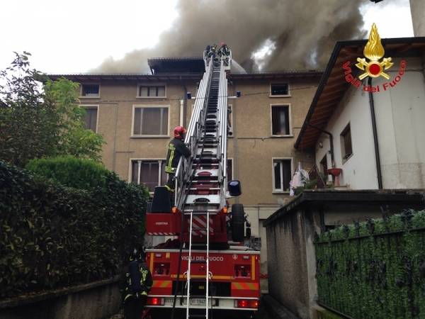 Palazzo in fiamme a Porto Ceresio (inserita in galleria)