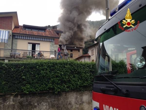 Palazzo in fiamme a Porto Ceresio (inserita in galleria)