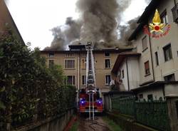 Palazzo in fiamme a Porto Ceresio (inserita in galleria)
