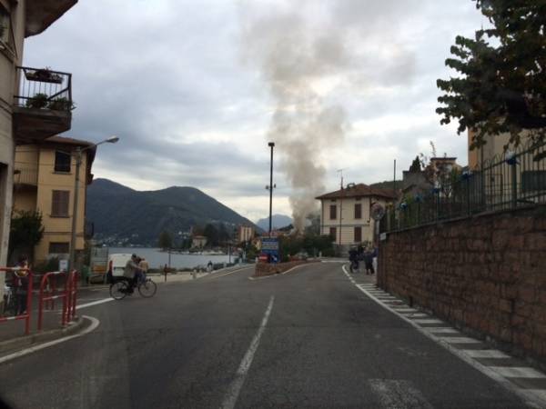 Palazzo in fiamme a Porto Ceresio (inserita in galleria)