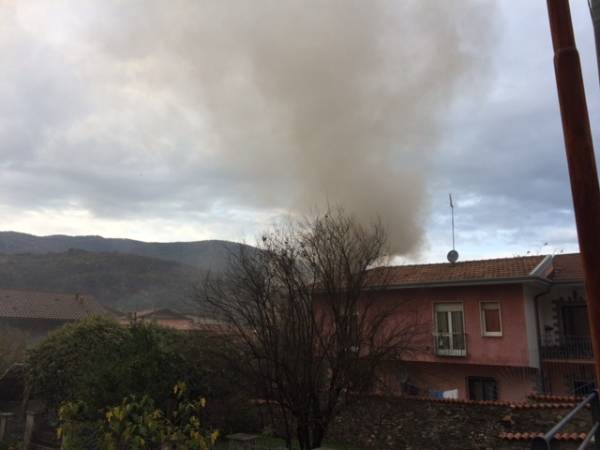 Palazzo in fiamme a Porto Ceresio (inserita in galleria)
