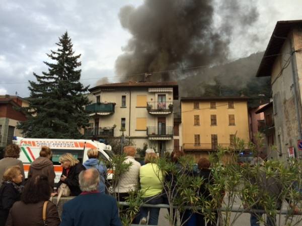 Palazzo in fiamme a Porto Ceresio (inserita in galleria)