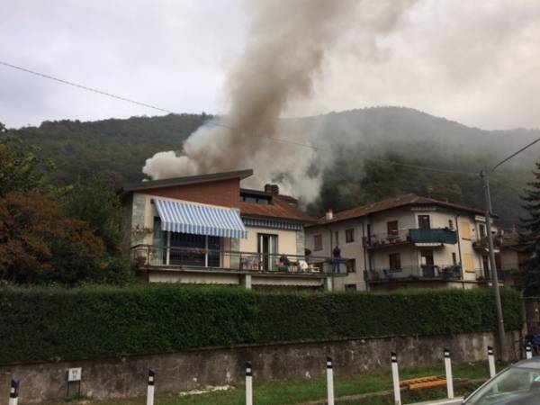 Palazzo in fiamme a Porto Ceresio (inserita in galleria)