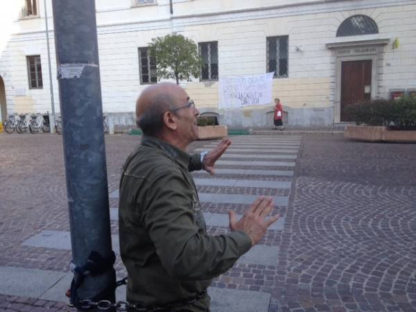 Si incatena davanti al Comune di Busto Arsizio (inserita in galleria)