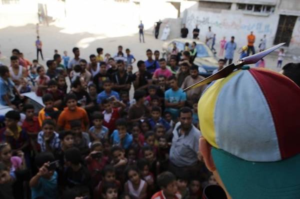 Un naso rosso tra le macerie di Gaza (inserita in galleria)