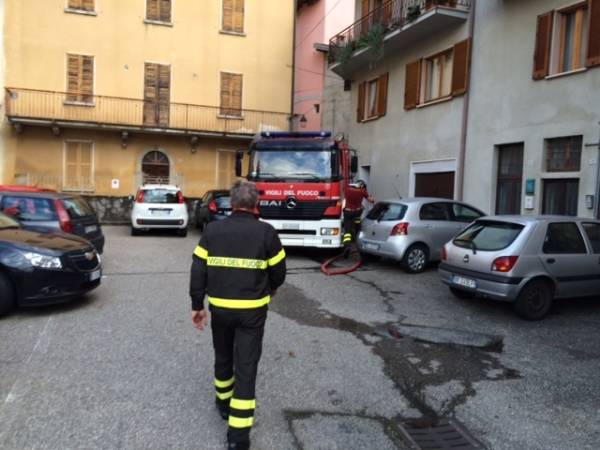 Vigili del fuoco in azione a Porto Ceresio (inserita in galleria)
