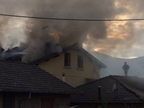 Vigili del fuoco in azione a Porto Ceresio (inserita in galleria)