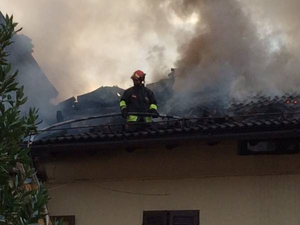Vigili del fuoco in azione a Porto Ceresio (inserita in galleria)