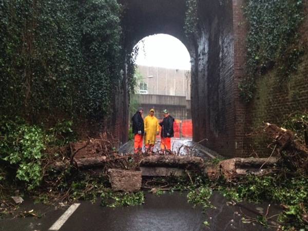 Crolla il muro di contenimento della ferrovia (inserita in galleria)