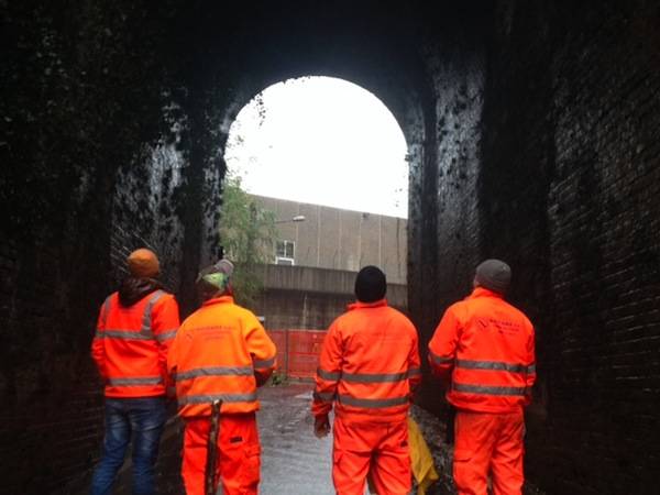 Crolla il muro di contenimento della ferrovia (inserita in galleria)