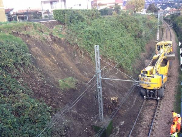 Frana sulla ferrovia a Germignaga (inserita in galleria)