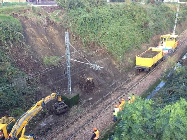 Frana sulla ferrovia a Germignaga (inserita in galleria)