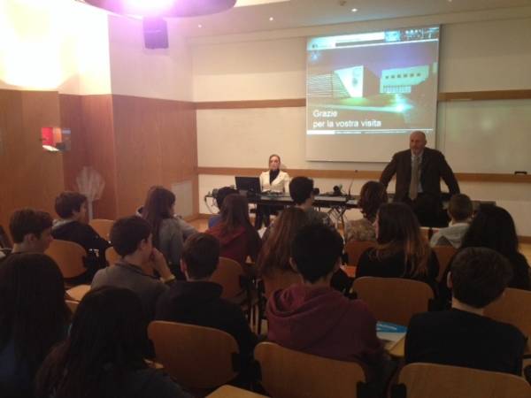 Gli allievi dell'Anna Frank alla Cobra (inserita in galleria)